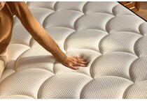 dreamcloud classic white mattress queen   